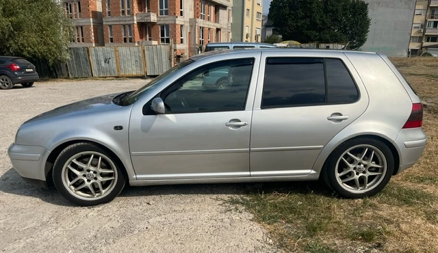 VW Golf 1.8Т, снимка 2 - Автомобили и джипове - 46995806