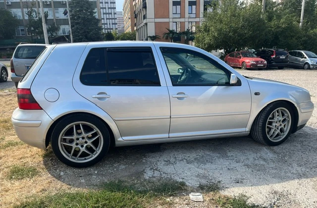 VW Golf 1.8Т, снимка 3 - Автомобили и джипове - 46995806