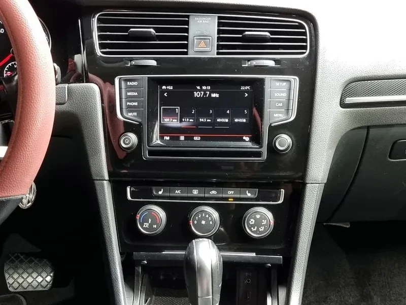 VW Golf 1.6 TDI, снимка 14 - Автомобили и джипове - 54300860