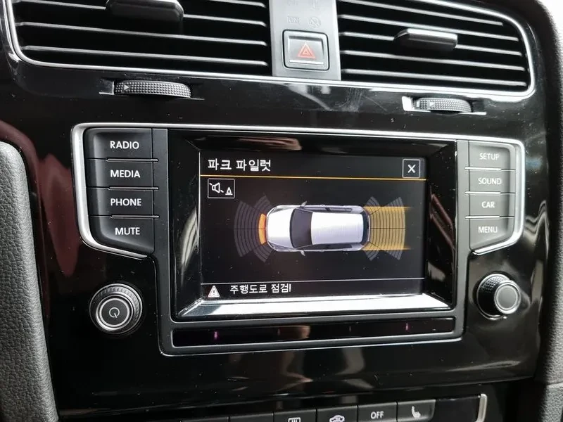 VW Golf 1.6 TDI, снимка 15 - Автомобили и джипове - 54300860