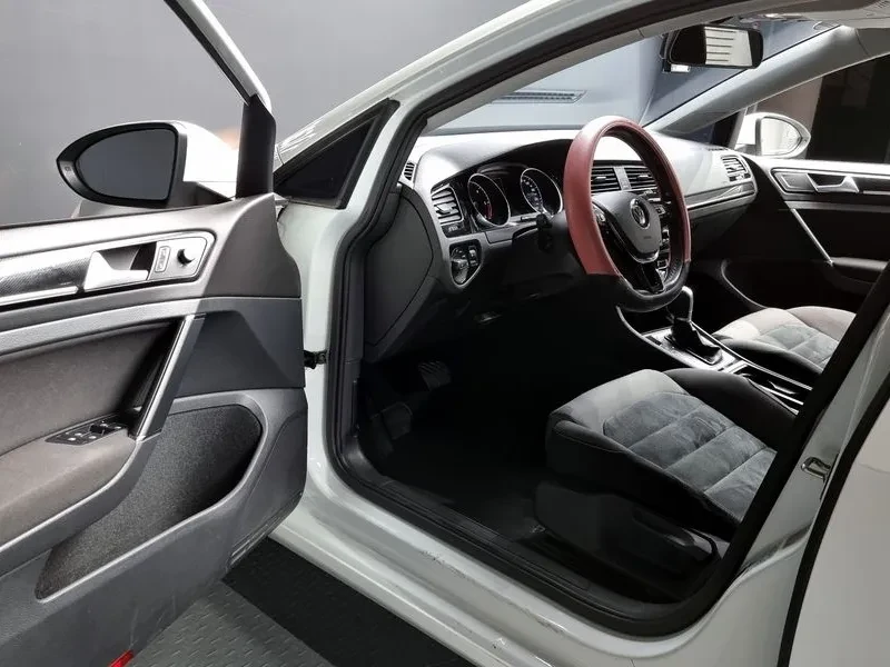 VW Golf 1.6 TDI, снимка 10 - Автомобили и джипове - 54300860