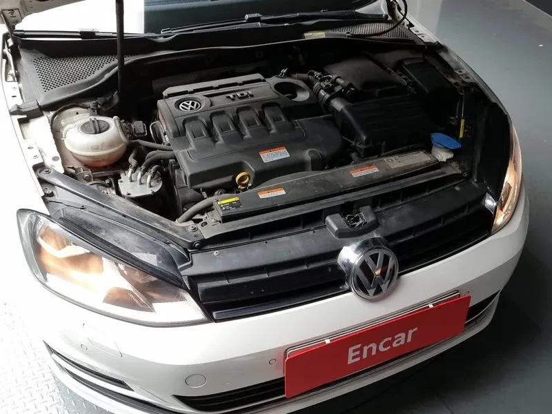 VW Golf 1.6 TDI, снимка 6 - Автомобили и джипове - 54300860