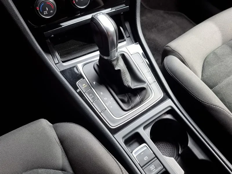 VW Golf 1.6 TDI, снимка 9 - Автомобили и джипове - 54300860