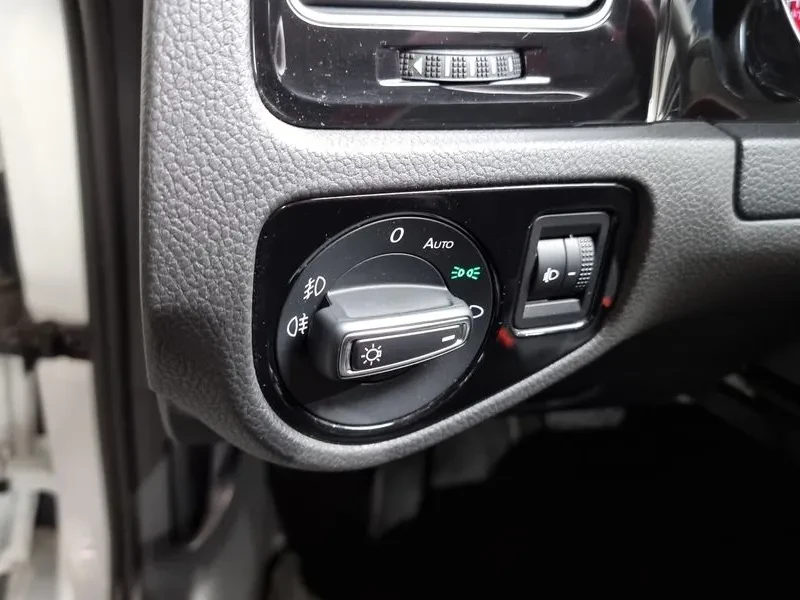 VW Golf 1.6 TDI, снимка 16 - Автомобили и джипове - 54300860