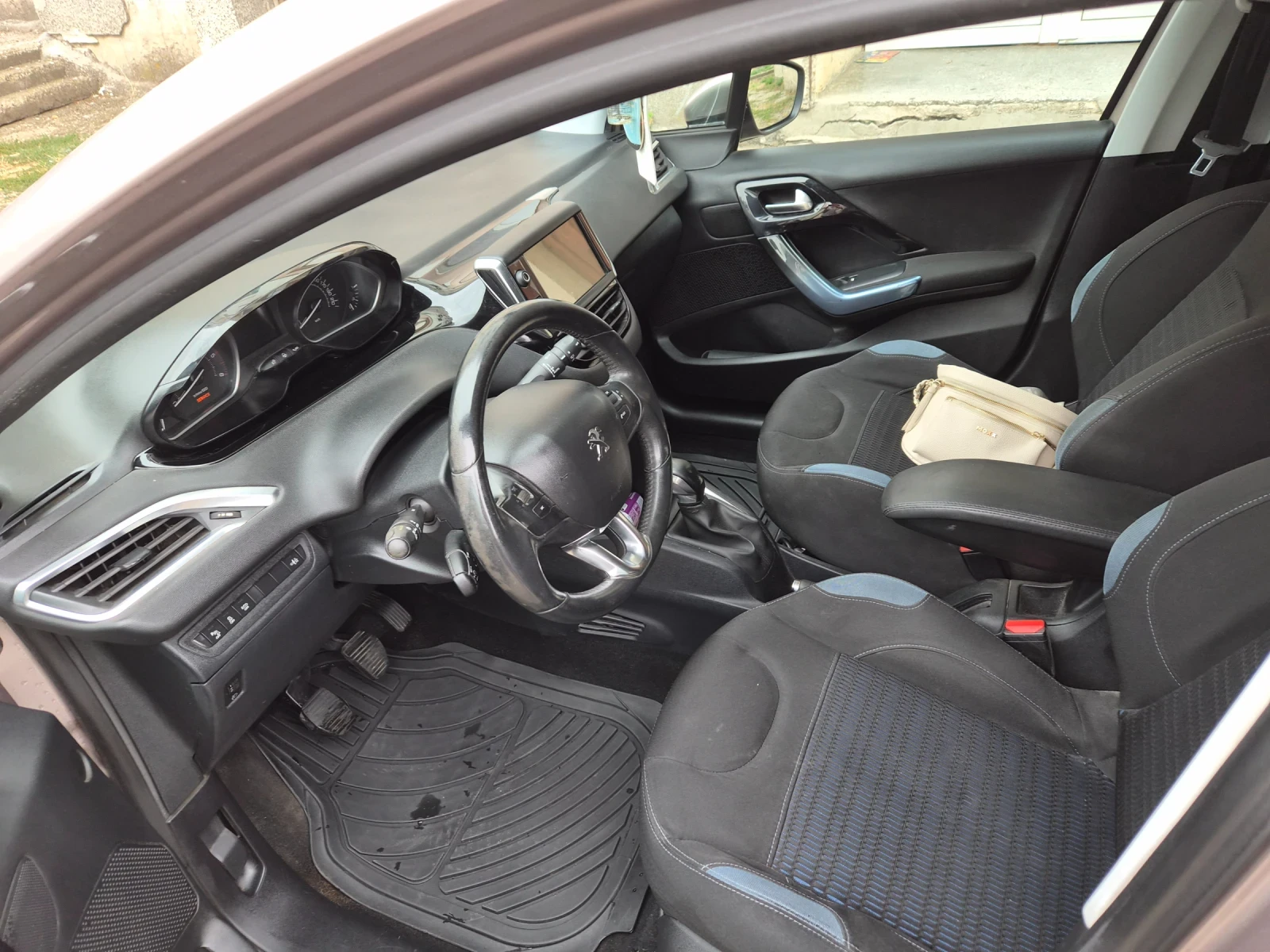 Peugeot 208, снимка 5 - Автомобили и джипове - 56279156