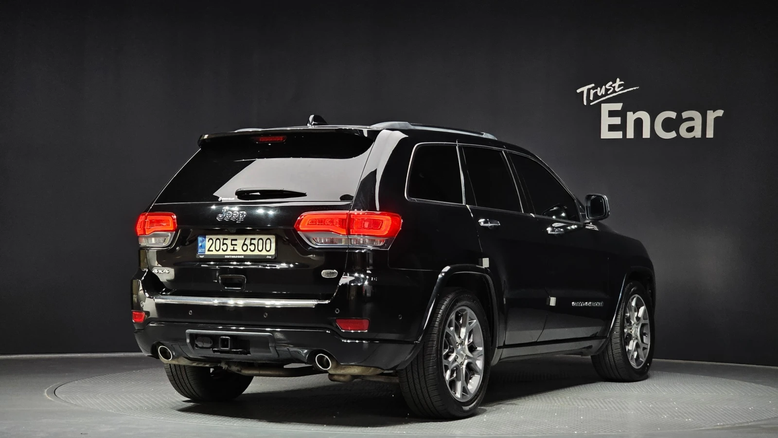 Jeep Grand cherokee 3.6 Overland 4x4 | Адаптивен круиз | Въздушно, снимка 2 - Автомобили и джипове - 54961669