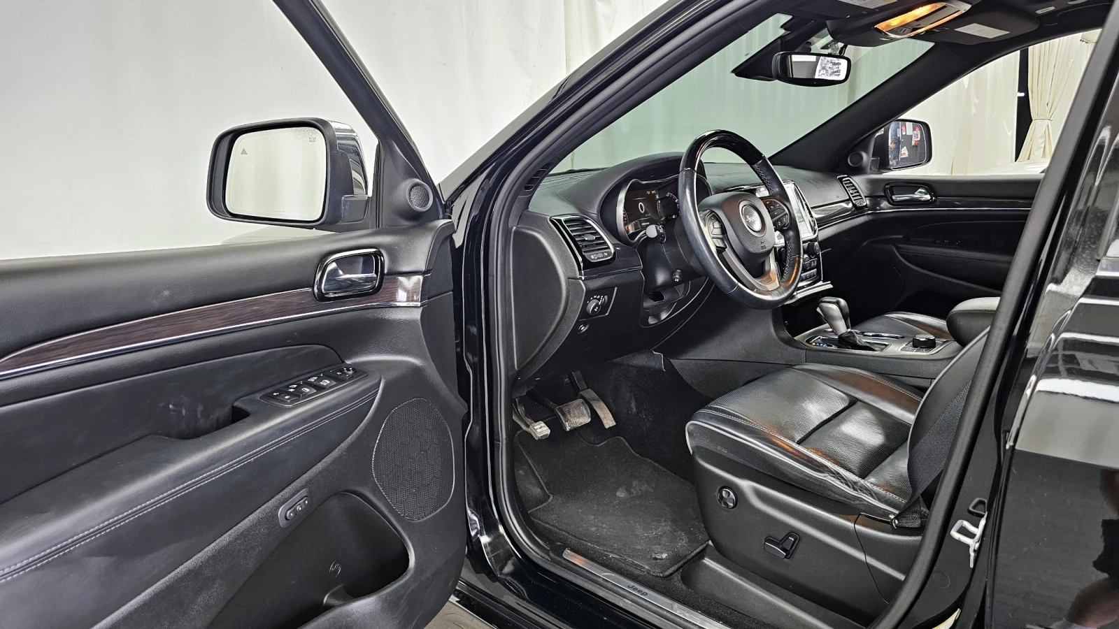 Jeep Grand cherokee 3.6 Overland 4x4 | Адаптивен круиз | Въздушно, снимка 12 - Автомобили и джипове - 54961669