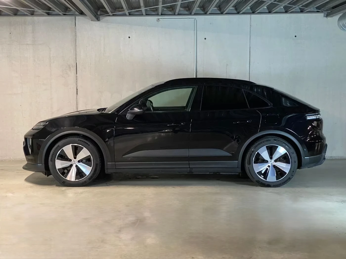 Porsche Macan 4 / PERFORMANCE BATTERY PLUS / SPORT SOUND / PANO , снимка 2 - Автомобили и джипове - 55102688