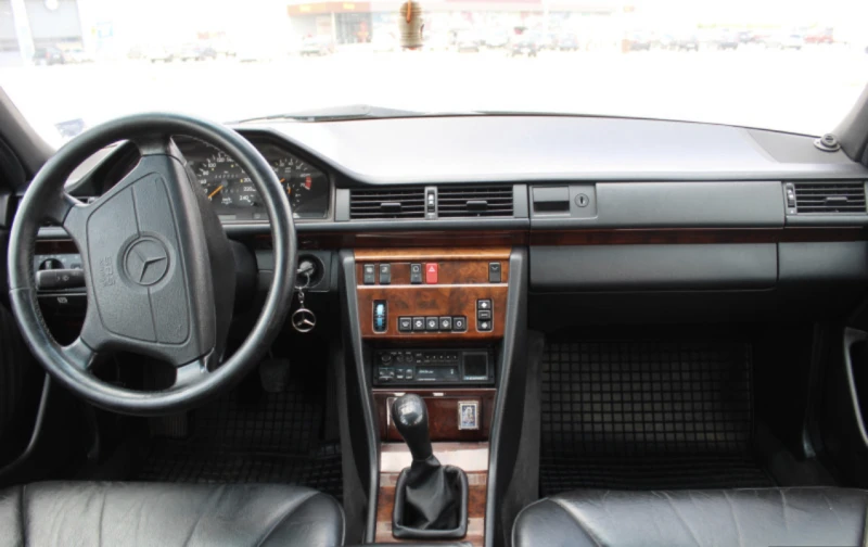 Mercedes-Benz E 200, снимка 10 - Автомобили и джипове - 53241503