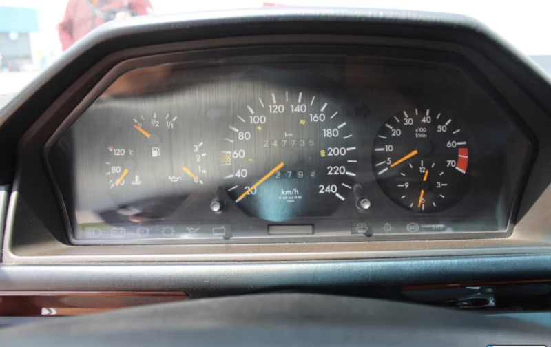 Mercedes-Benz E 200, снимка 11 - Автомобили и джипове - 53241503