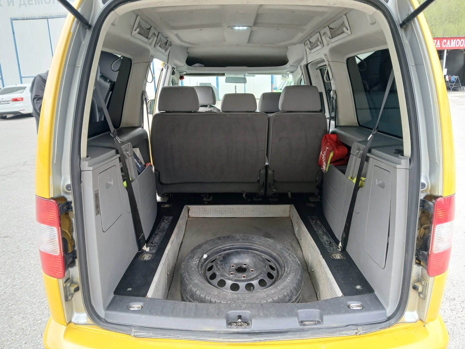 VW Caddy 1.9, снимка 9 - Автомобили и джипове - 54390544