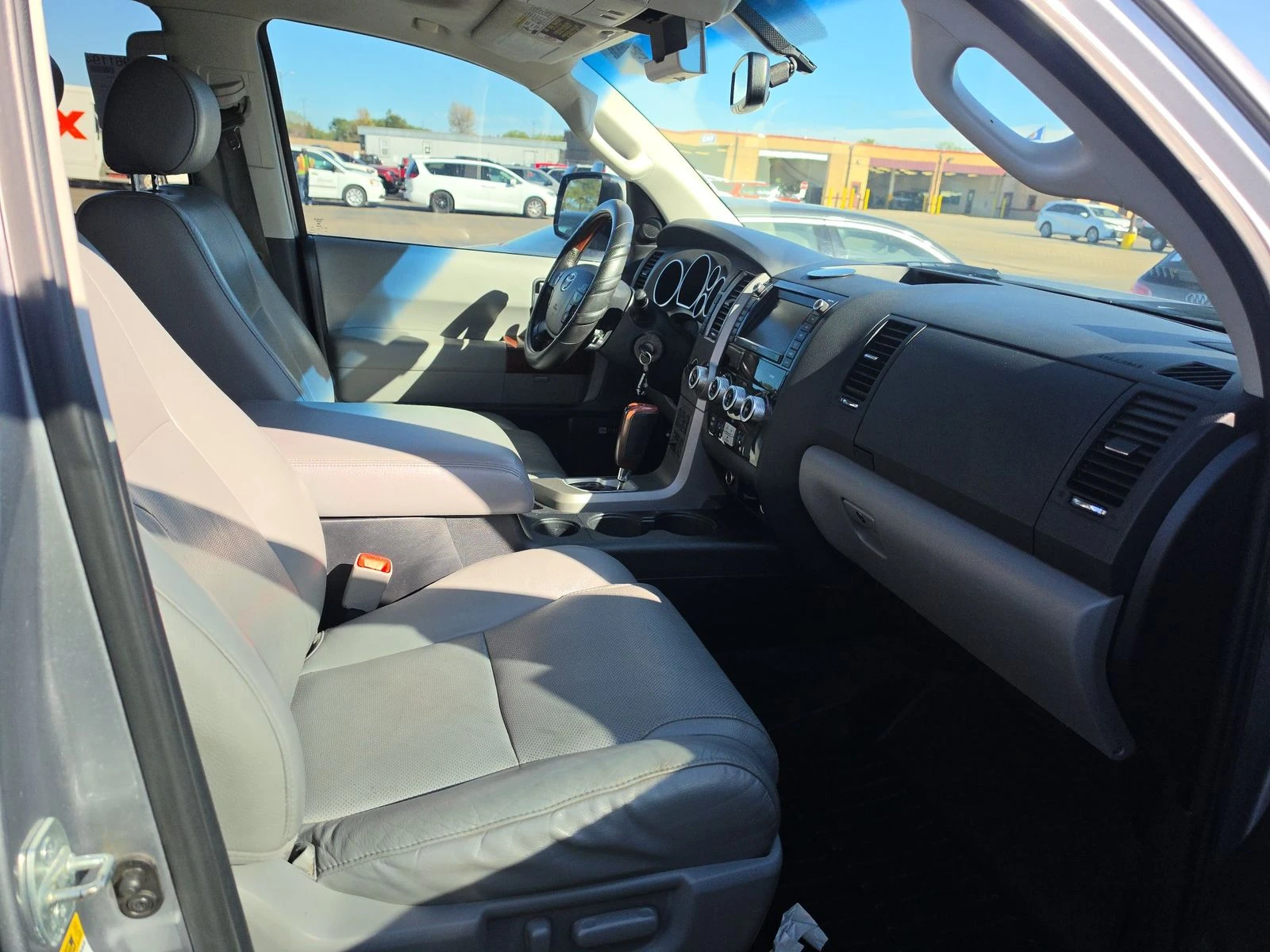 Toyota Sequoia 5.7* V8* PLATINUM* ПОДГРЕВ* ОБДУХВАНЕ* КАМЕРА* JBL, снимка 11 - Автомобили и джипове - 56145689