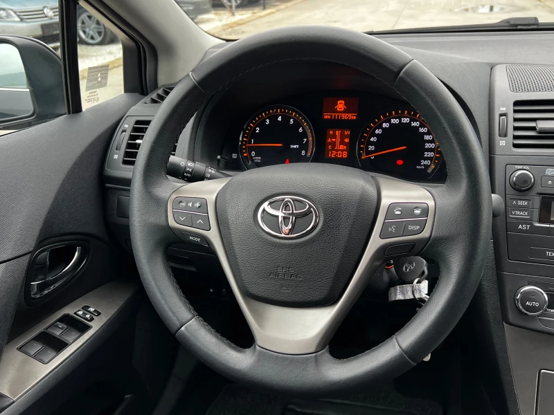 Toyota Avensis 1.8I-111000км-FULL SERVICE TOYOTA-KATO HOB!!!, снимка 12 - Автомобили и джипове - 47980139