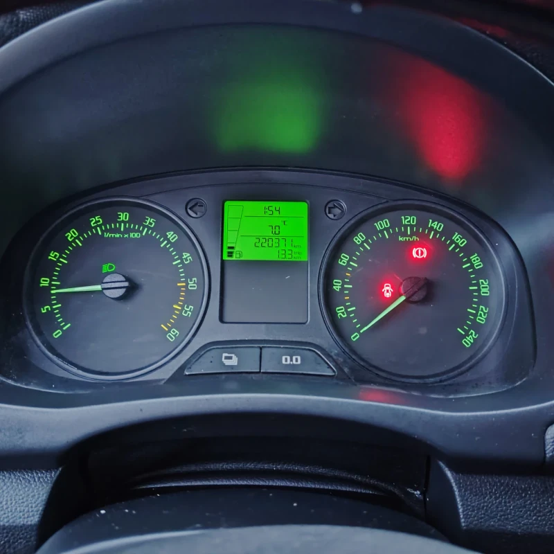 Skoda Fabia 1.6, снимка 15 - Автомобили и джипове - 52585556