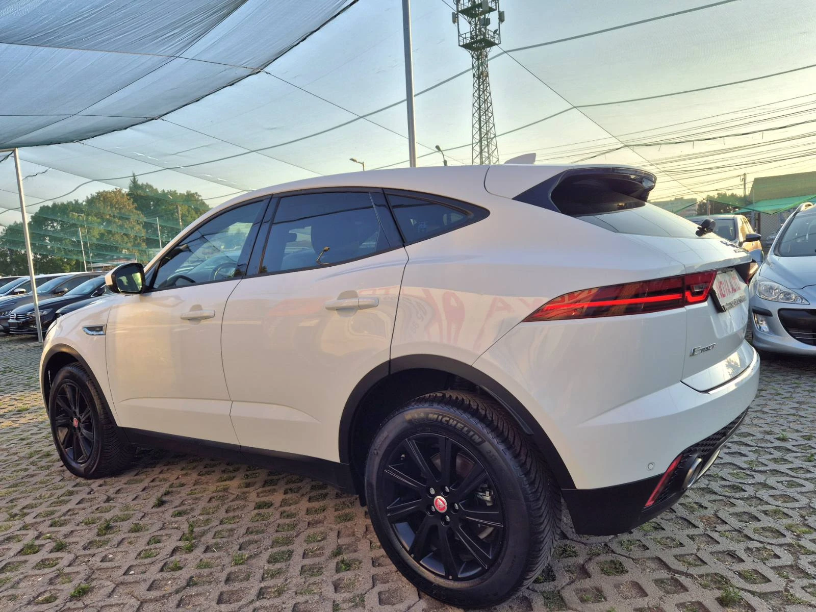 Jaguar E-pace 2.0D-150кс-СУПЕР СЪСТОЯНИЕ  - изображение 2