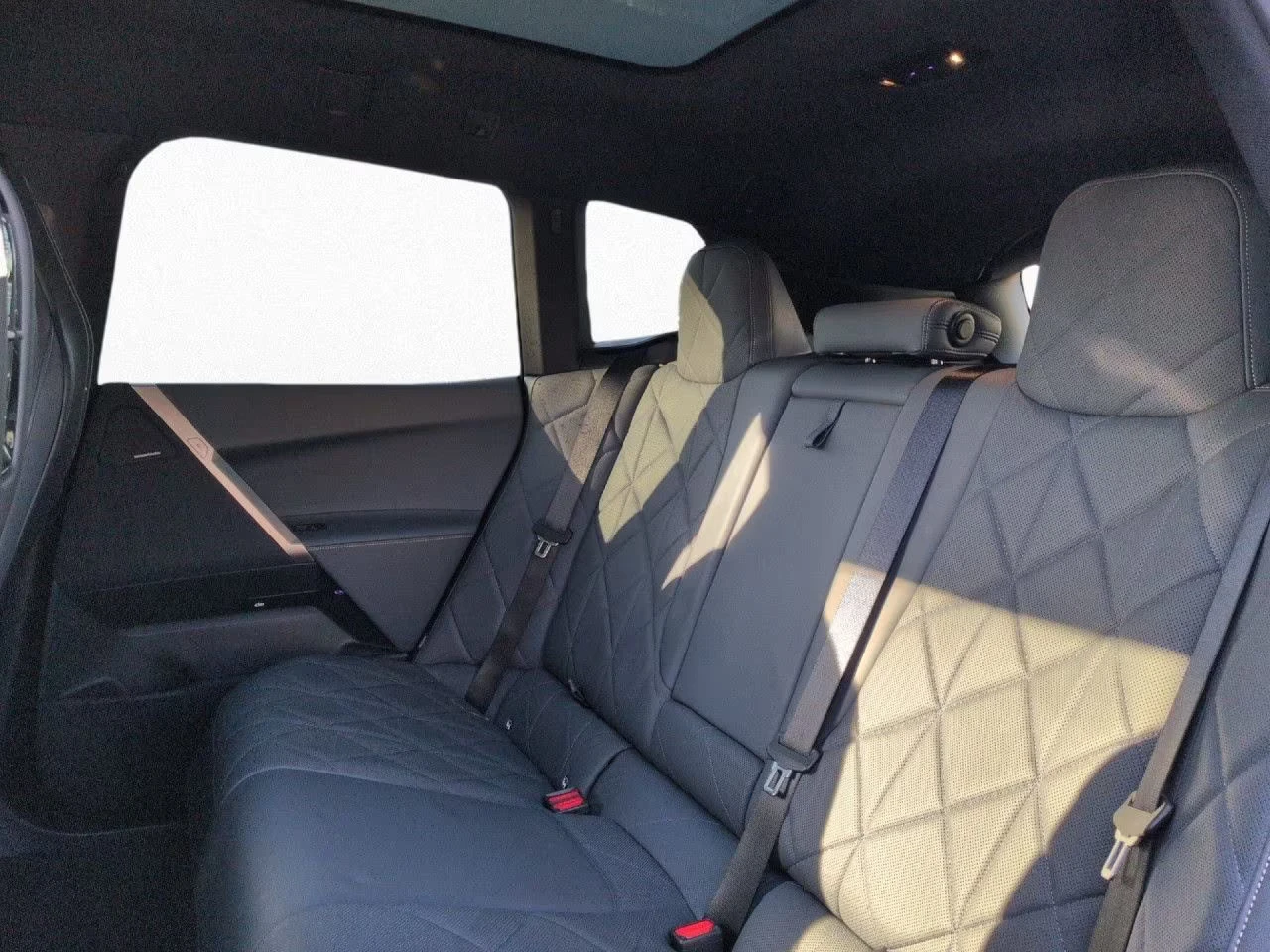 BMW iX xDRIVE40/326HP/SKYL/HUD/360/ОБДУХВАНЕ/SOFT/279z, снимка 13 - Автомобили и джипове - 54121502