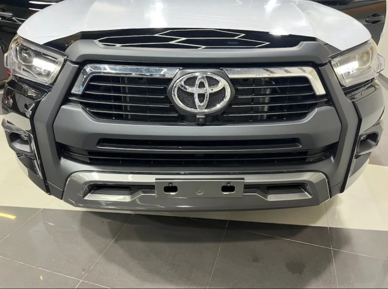 Toyota Hilux 4.0L  ADVENTURE, снимка 2 - Автомобили и джипове - 47930814