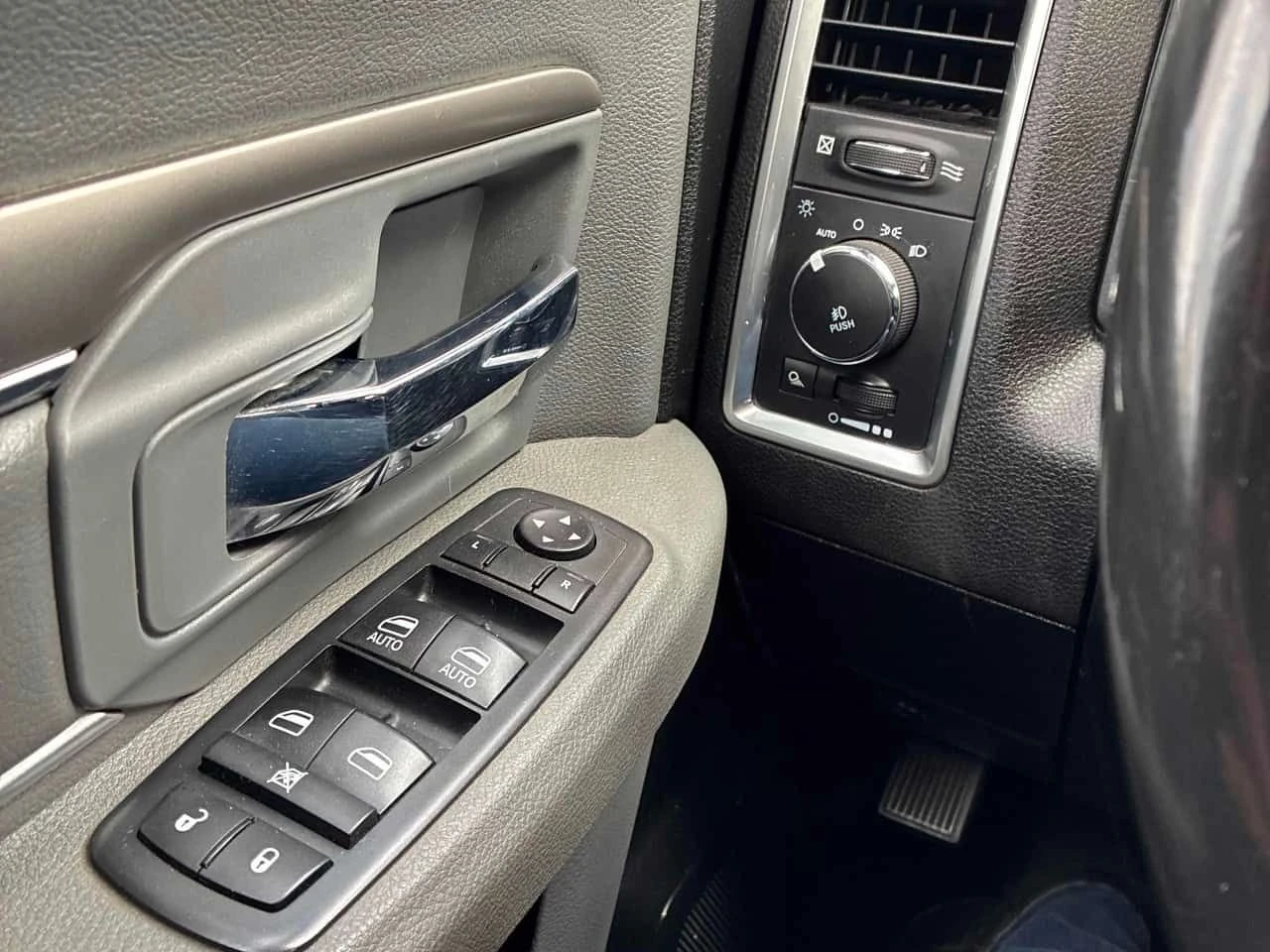 Dodge RAM 1500 * SLT * CARFAX * ЦЕНА ДО БГ, снимка 9 - Автомобили и джипове - 54740663