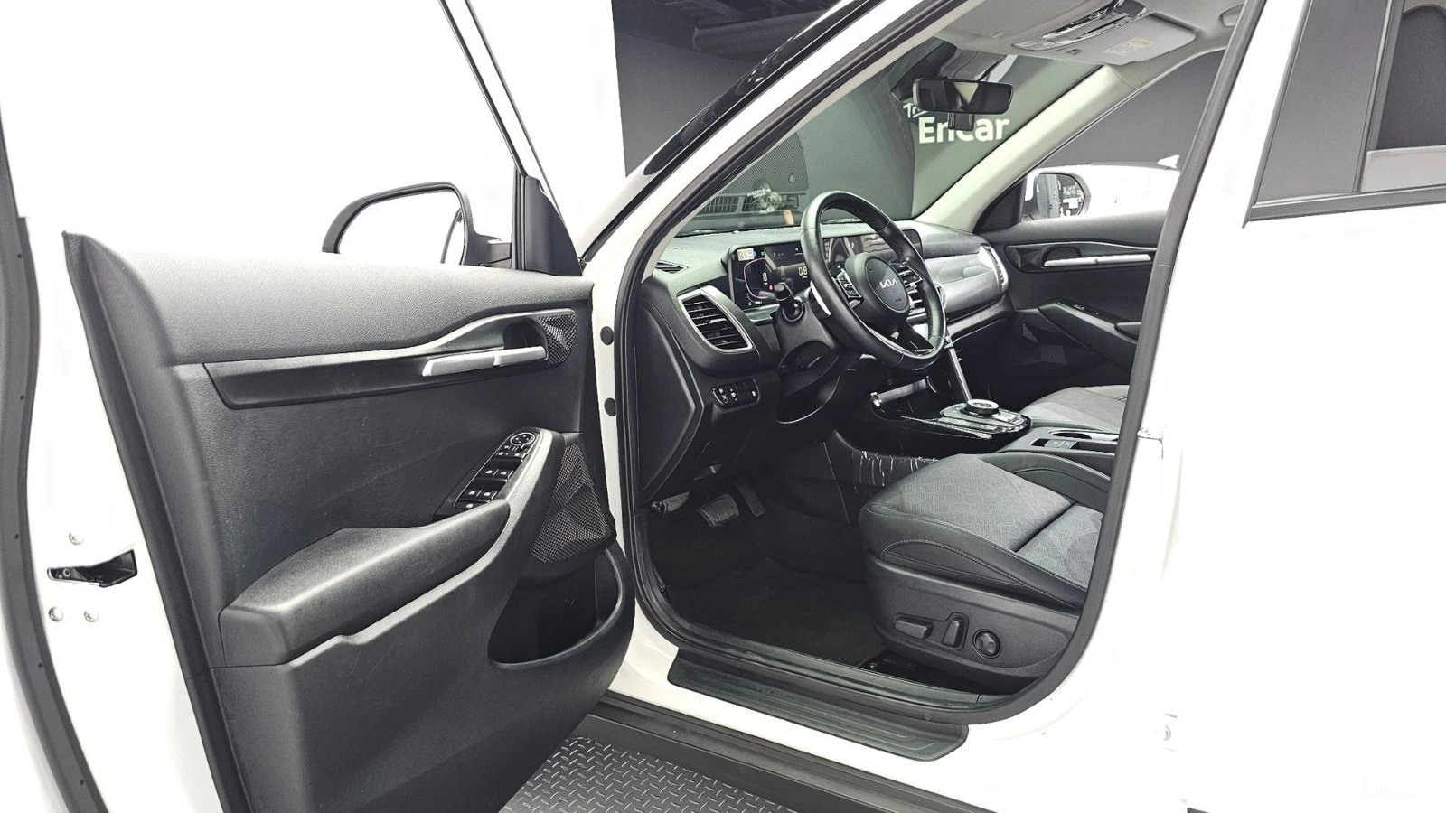 Kia Seltos 2.0 2WD Prestige* КОЖА* ОБДУХВ* НАВИ, снимка 8 - Автомобили и джипове - 55513878