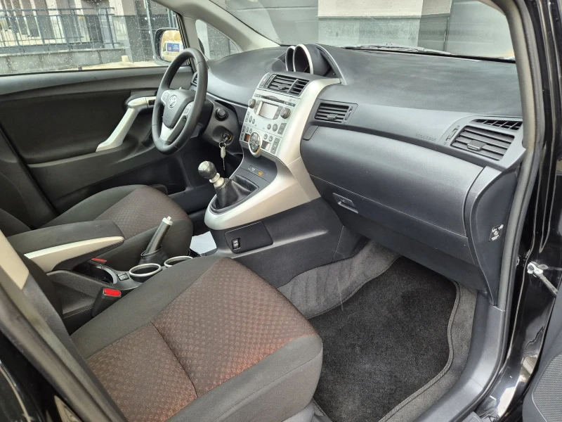Toyota Verso 1.8, снимка 10 - Автомобили и джипове - 52388680