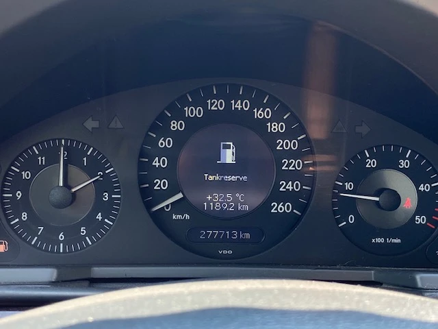 Mercedes-Benz E 200, снимка 3 - Автомобили и джипове - 55077518
