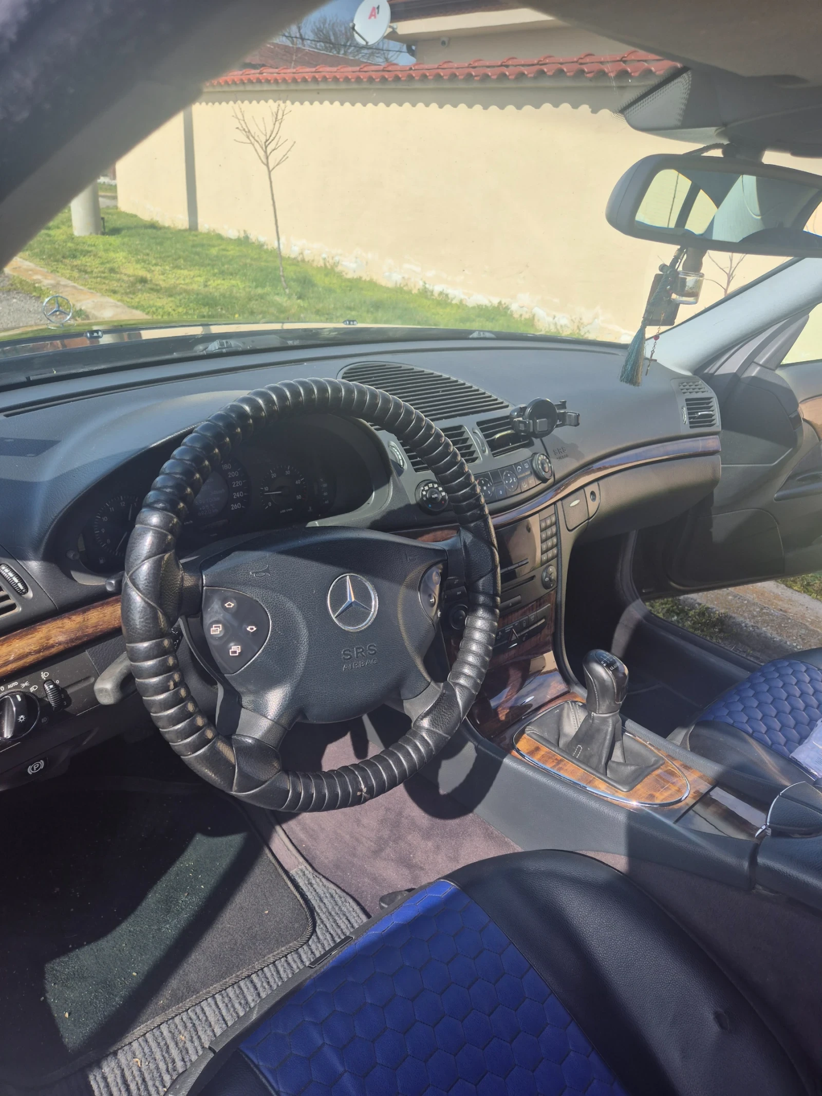 Mercedes-Benz E 220, снимка 13 - Автомобили и джипове - 53757719