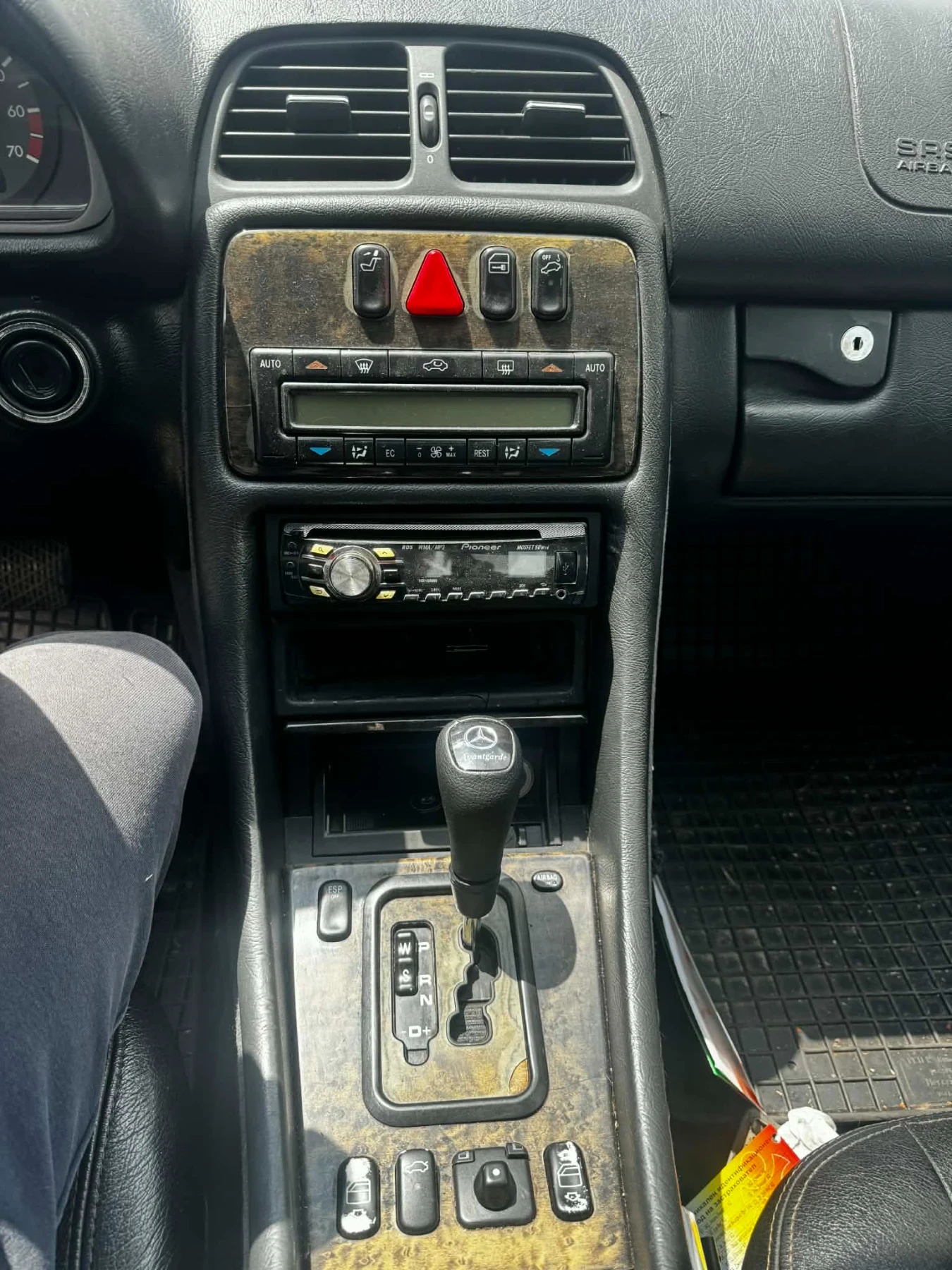 Mercedes-Benz CLK 230, снимка 11 - Автомобили и джипове - 54430135