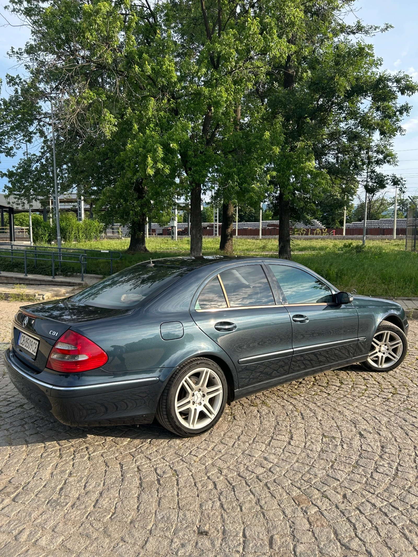 Mercedes-Benz E 220, снимка 3 - Автомобили и джипове - 55480697