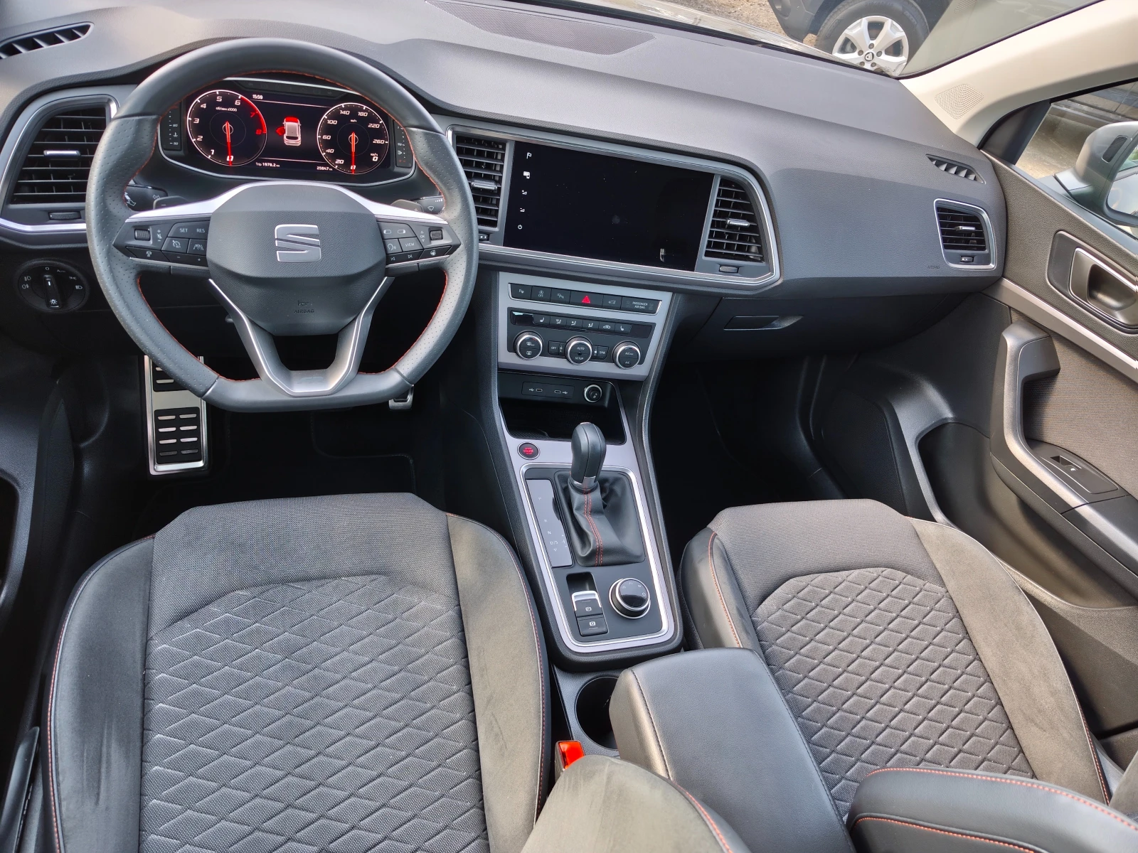 Seat Ateca 25 ХИЛ.КМ !!! Нов внос ШВЕЙЦАРИЯ!!!!, снимка 10 - Автомобили и джипове - 55588923