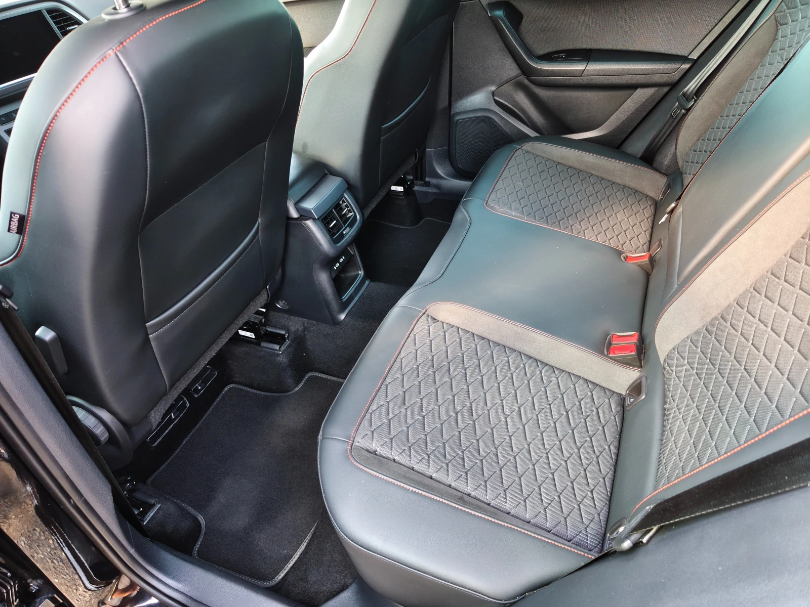 Seat Ateca 25 ХИЛ.КМ !!! Нов внос ШВЕЙЦАРИЯ!!!!, снимка 9 - Автомобили и джипове - 55588923