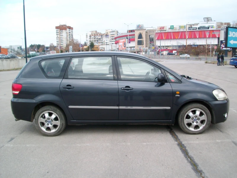 Toyota Avensis verso 2.0 TD 7 Mesta , снимка 4 - Автомобили и джипове - 48126713