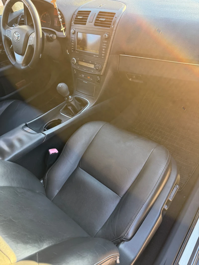 Toyota Avensis 2.2 D4D, снимка 10 - Автомобили и джипове - 52423273