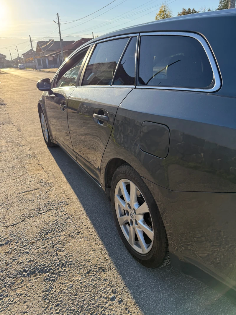 Toyota Avensis 2.2 D4D, снимка 2 - Автомобили и джипове - 52423273