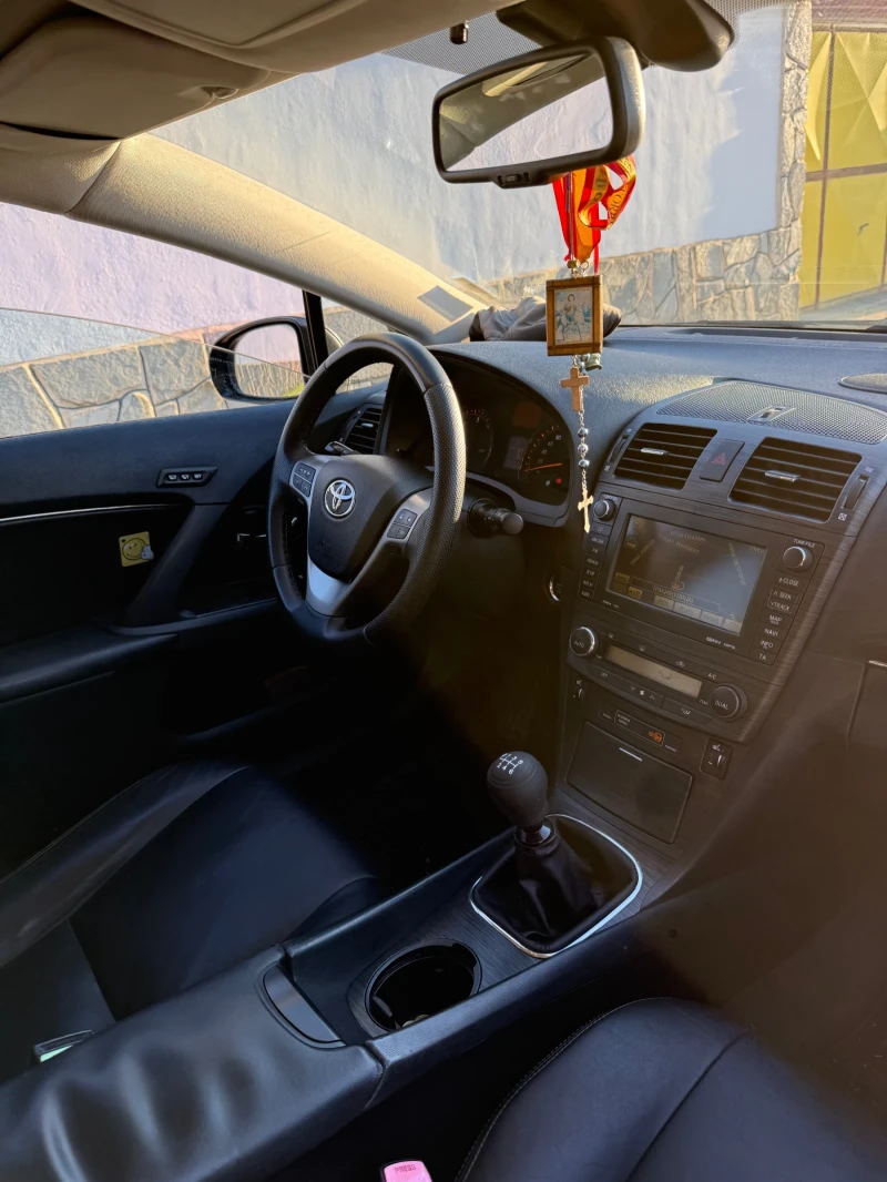 Toyota Avensis 2.2 D4D, снимка 11 - Автомобили и джипове - 52423273