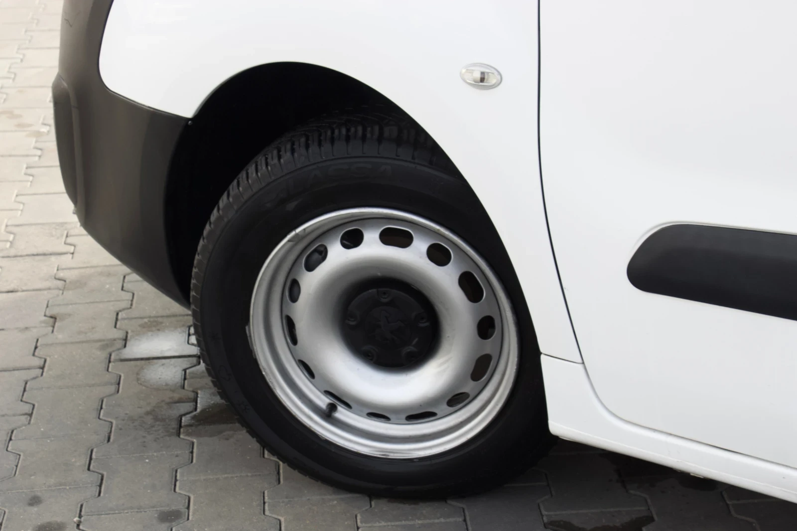 Peugeot Partner 1.6 BlueHdi Автоматик, снимка 15 - Автомобили и джипове - 53943493