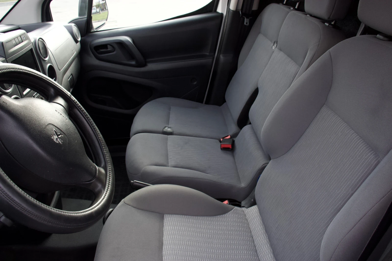 Peugeot Partner 1.6 BlueHdi Автоматик, снимка 12 - Автомобили и джипове - 53943493