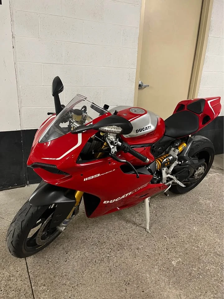 Ducati 1199 * R* CARFAX * БЕЗ ПЪРВОНАЧАЛНА ВНОСКА, снимка 3 - Мотоциклети и мототехника - 52837415