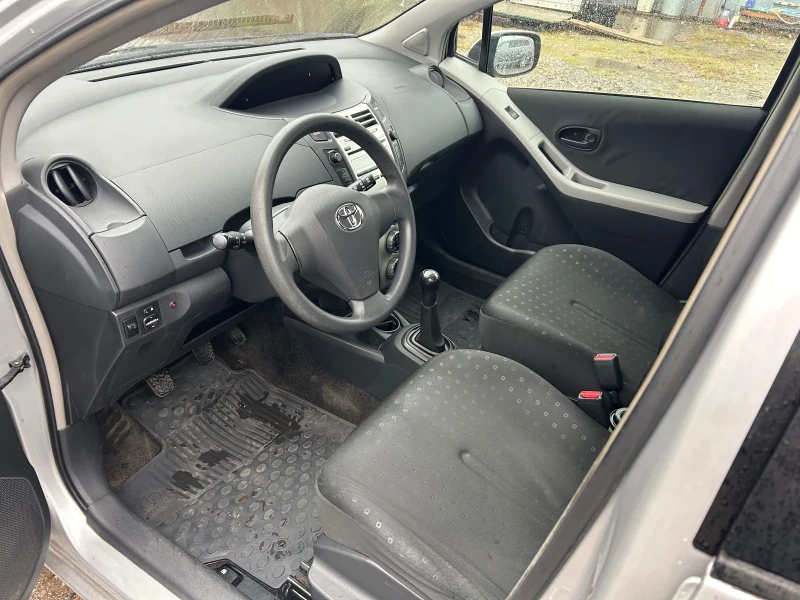 Toyota Yaris 1.3i VVT-i, снимка 9 - Автомобили и джипове - 48177032