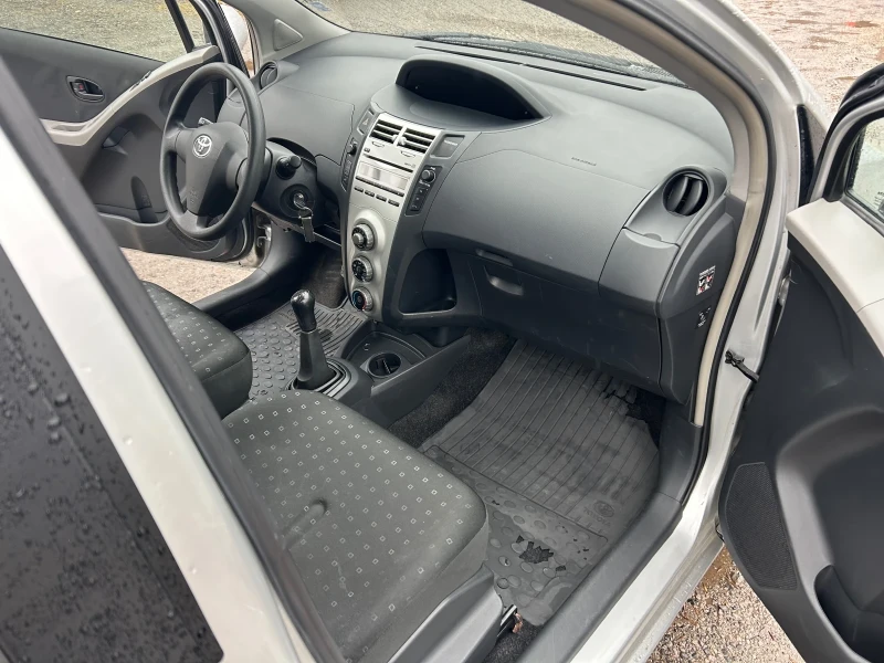 Toyota Yaris 1.3i VVT-i, снимка 11 - Автомобили и джипове - 48177032