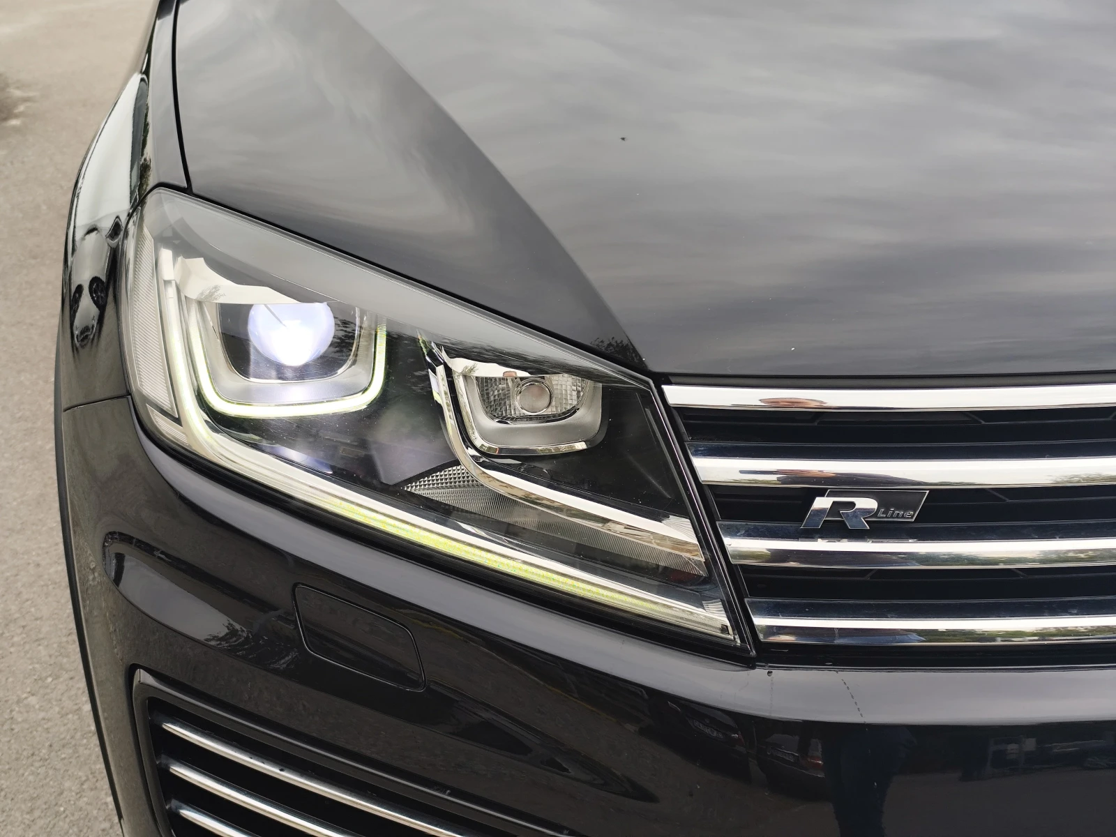 VW Touareg 3.0TDi* R-LINE* 4X4* LED* NAVI* CAMERA* EURO6B* , снимка 16 - Автомобили и джипове - 56079904