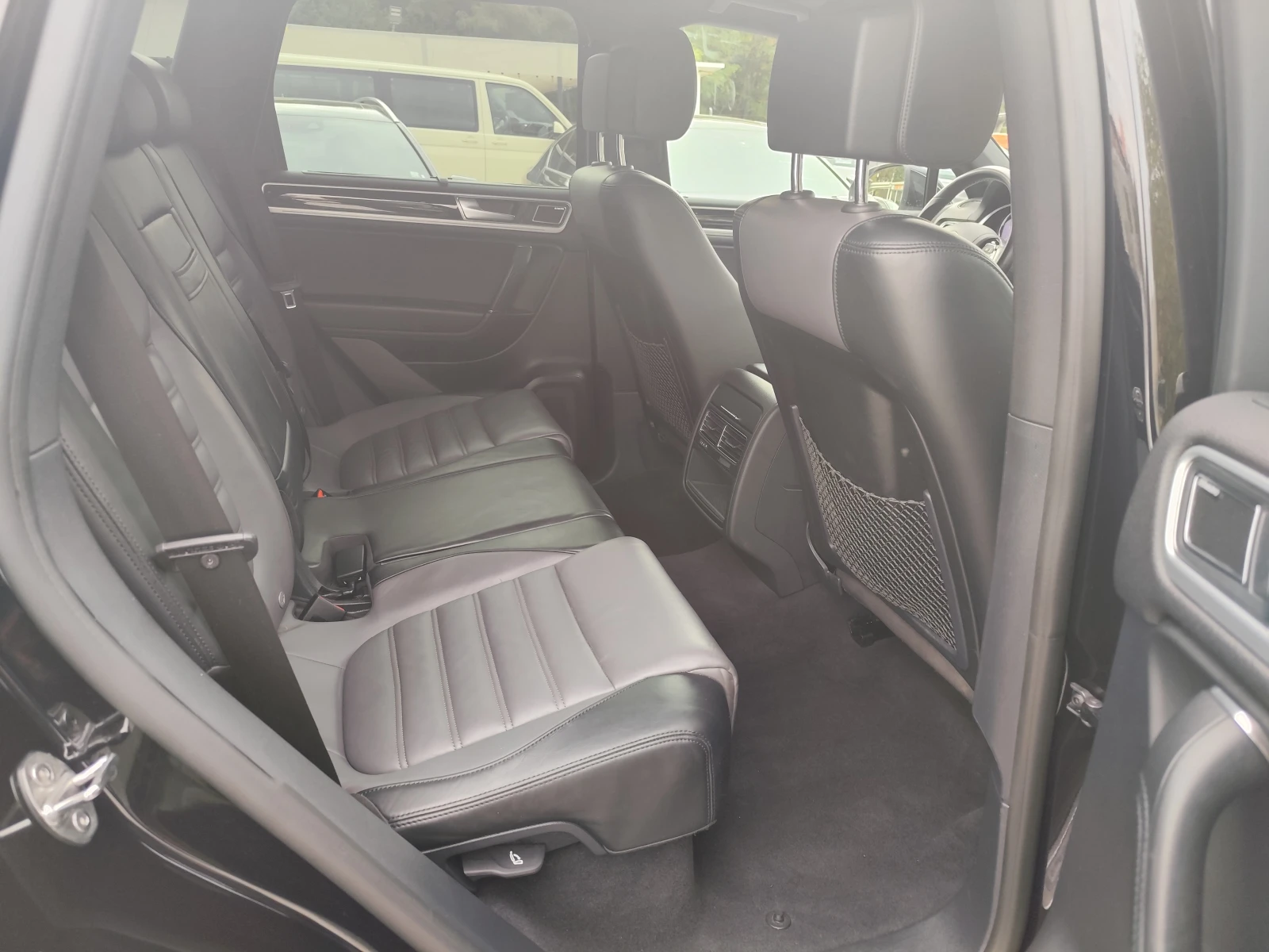 VW Touareg 3.0TDi* R-LINE* 4X4* LED* NAVI* CAMERA* EURO6B* , снимка 12 - Автомобили и джипове - 56079904