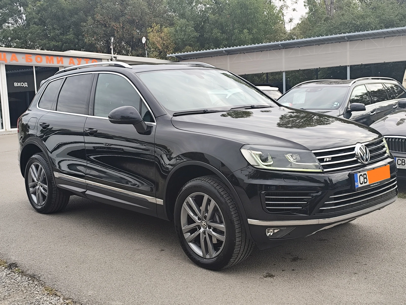VW Touareg 3.0TDi* R-LINE* 4X4* LED* NAVI* CAMERA* EURO6B* , снимка 3 - Автомобили и джипове - 56079904