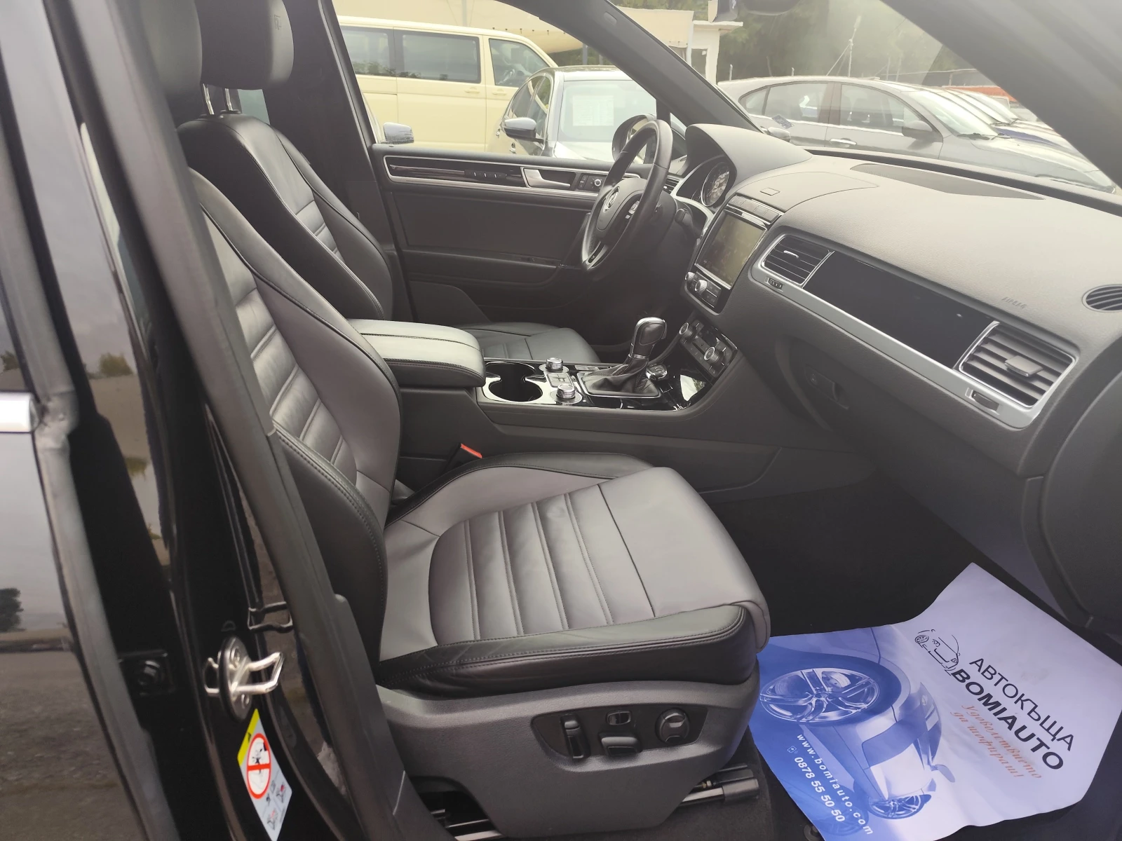 VW Touareg 3.0TDi* R-LINE* 4X4* LED* NAVI* CAMERA* EURO6B* , снимка 13 - Автомобили и джипове - 56079904