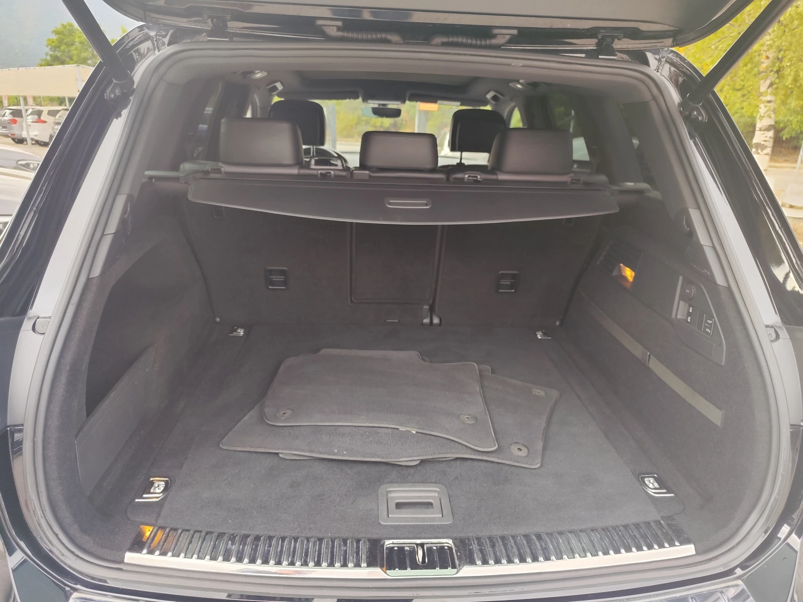 VW Touareg 3.0TDi* R-LINE* 4X4* LED* NAVI* CAMERA* EURO6B* , снимка 14 - Автомобили и джипове - 56079904