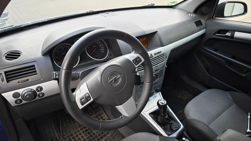 Opel Astra 1.9 CDTI 150hp, снимка 5 - Автомобили и джипове - 51536862