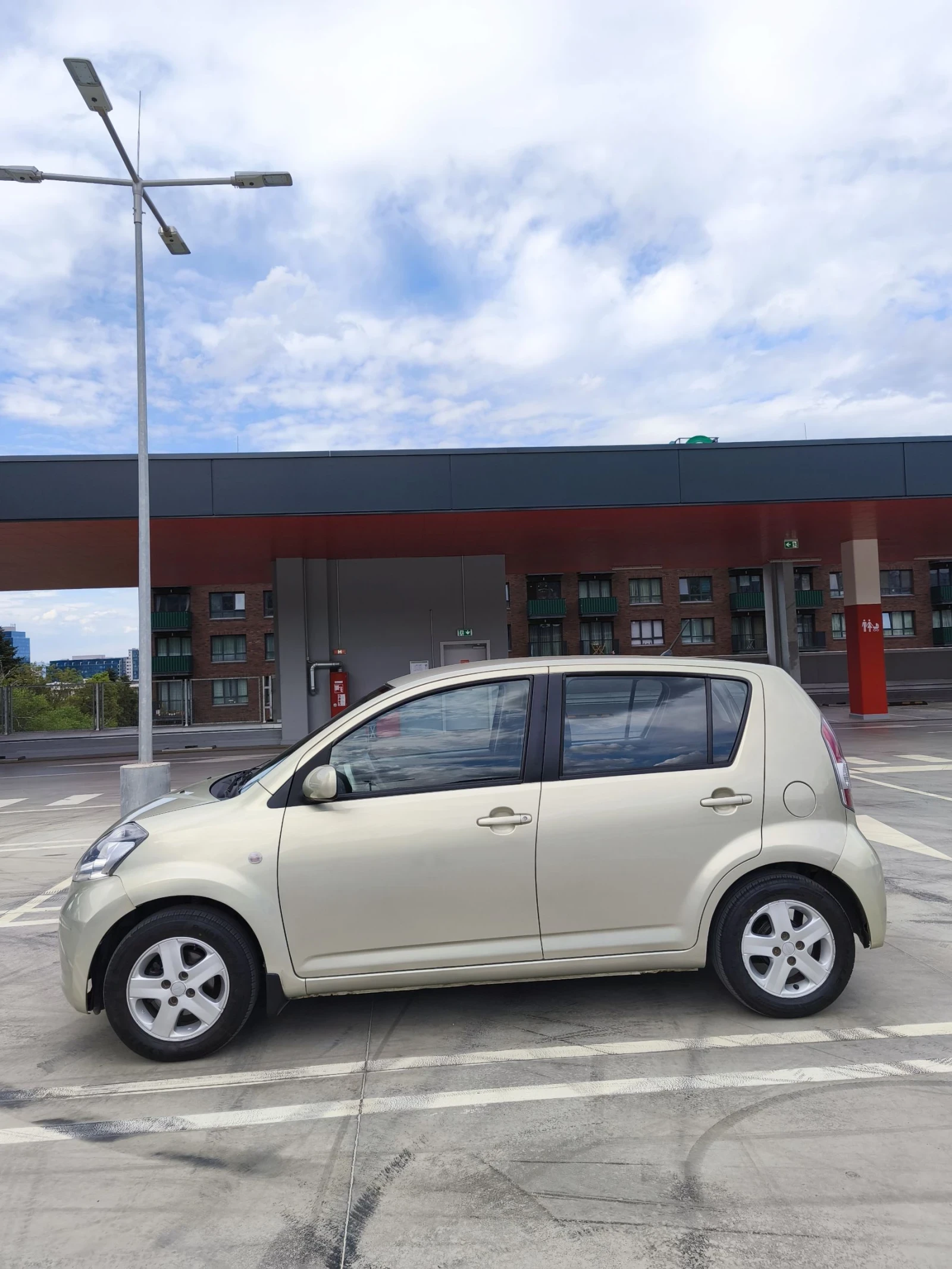 Daihatsu Sirion 1.3 4x4 Aвтоматик газ - изображение 5