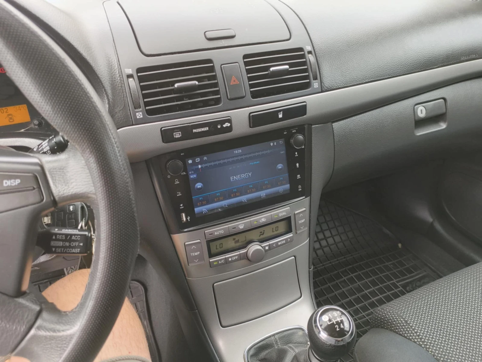 Toyota Avensis 2.2 - изображение 9