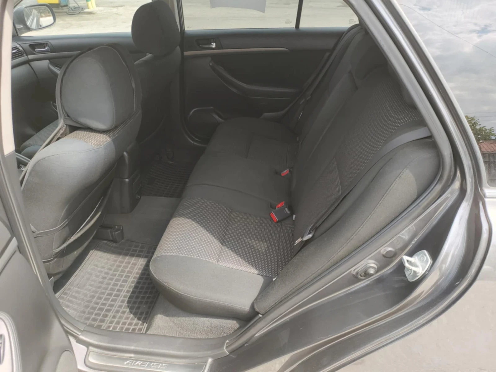 Toyota Avensis 2.2 - изображение 7