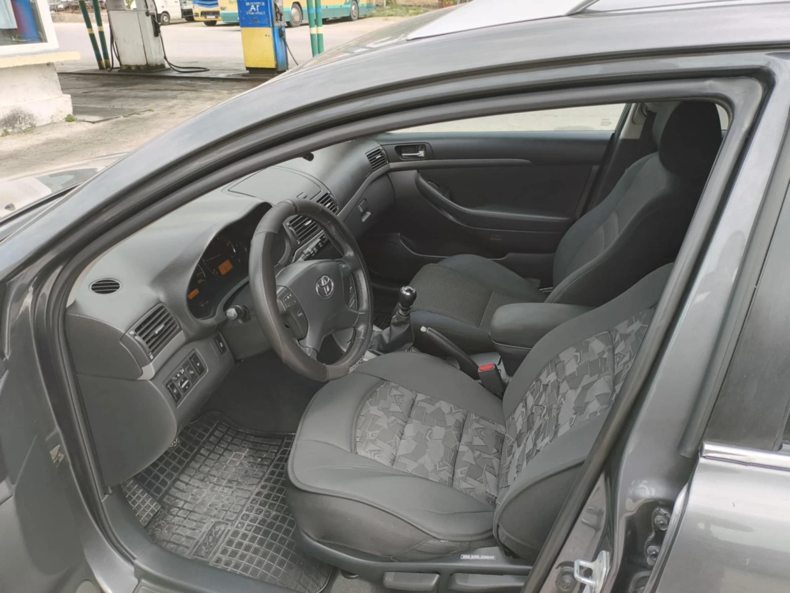 Toyota Avensis 2.2 - изображение 6