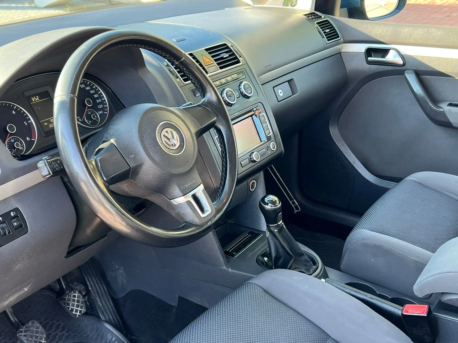 VW Touran НОВ  ВНОС БЕЛГИЯ 7-Местен фул екстри , снимка 10 - Автомобили и джипове - 55285044